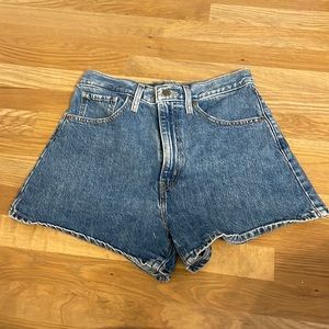 Levis High Wasted Mom Shorts